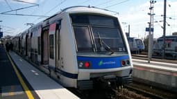 Après un malaise cardiaque fatal sur le RER E, les usagers dénoncent le manque d'empathie de la SNCF. 
