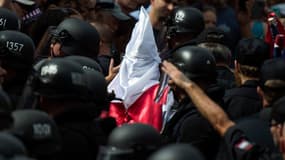 Un militant du KKK escorté par des policiers, le 8 juillet, à Charlottesville (photo d'illustration)