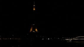 La Tour Eiffel éteinte en hommage à la reine Elizabeth II.