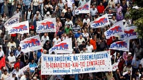 Pour la troisième journée de grève générale depuis le début de l'année, salariés des secteurs public et privé ont manifesté mercredi en Grèce contre le plan d'austérité négocié par le gouvernement en échange de dizaines de milliards d'euros d'aide interna