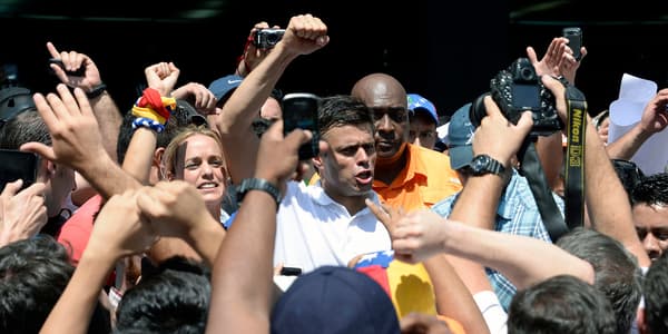 Leopoldo Lopez entouré de supporters, le 12 février, à Caracas.