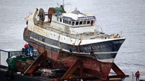 Le Bugaled Breizh, remorqué sur le port de Brest.