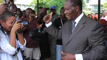 Selon le président de la commission électorale ivoirienne, Alassane Ouattara (photo) a remporté l'élection présidentielle de dimanche dernier avec 54,1% des voix, contre 45,9% à son adversaire, le président sortant Laurent Gbagbo. /Photo prise le 28 novem