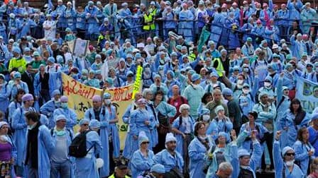 Après le blocus de la gare Montparnasse mardi par des infirmiers anesthésistes, Roselyne Bachelot, a promis de répondre à leurs revendications. /Photo prise le 18 mai 2010/REUTERS/Phillipe Wojazer