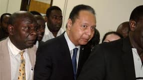 L'ancien président Jean-Claude Duvalier (au centre) a été officiellement inculpé mardi par la justice de son pays de corruption, vol et détournement de fonds pendant ses années au pouvoir (1971-1986) à Haïti. /Photo prise le 18 janvier 2011/REUTERS/St-Fel
