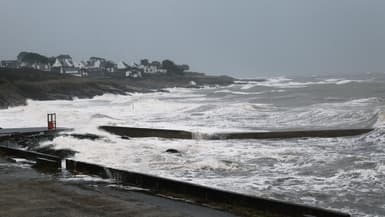 De fortes rafales de vent accompagnent les averses de pluie et les grosses vagues sur la côte bretonne, quelques heures avant l'alerte orange pour pluie et inondations, à Sarzeau (Morbihan), en France, le 20 janvier 2026.
