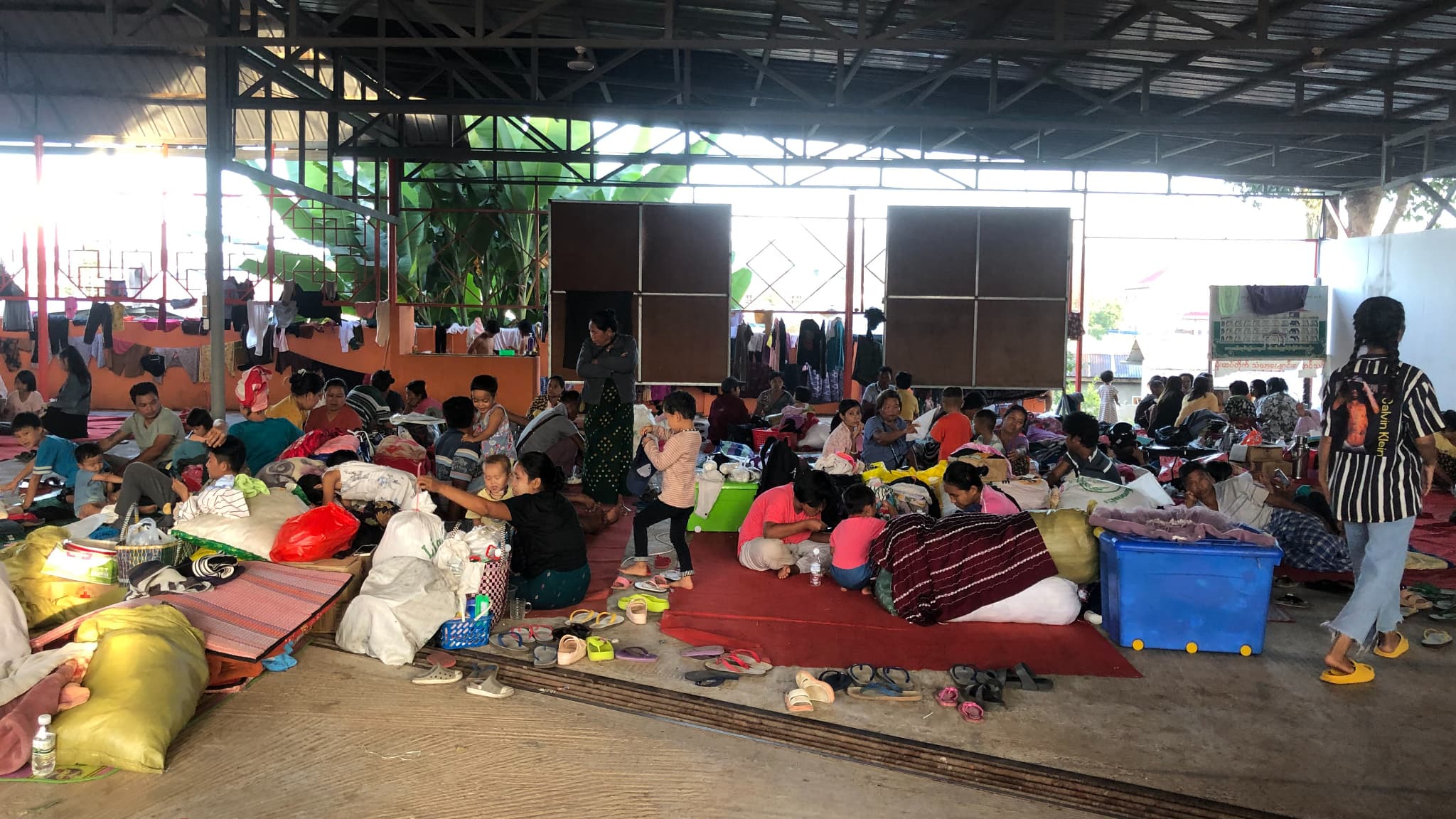 Des personnes se reposent dans un monastère transformé en abri temporaire pour les personnes déplacées à l'intérieur du pays (IDP) à Lashio, dans l'État de Shan, le 15 novembre 2023.
