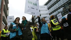 Environ 200 salariés des laboratoires Servier ont manifesté ce mardi devant le siège du groupe pharmaceutique à Suresnes pour dénoncer le plan de licenciements.