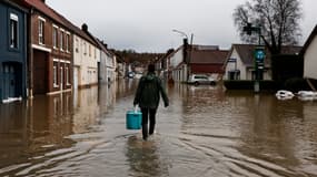 Crues: la galère pour les habitants après des inondations à Neuville-sous-Montreuil (Pas-de-Calais)