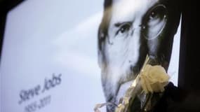 Les obsèques de Steve Jobs, cofondateur et patron du géant de l'informatique Apple, devaient avoir lieu ce vendredi, rapporte le Wall Street Journal en citant un membre de son entourage. /Photo prise le 6 octobre 2011/REUTERS/Nacho Doce
