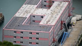 Des demandeurs d'asile sont regroupés sur une barge à Portland (Royaume-Uni) le 7 août 2023