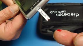 Un diabétique mesure son taux de sucre.