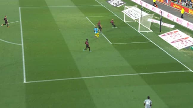 Lens-Clermont : la boulette de Djoco devant Sotoca Lens-Clermont : la boulette de Djoco devant Sotoca