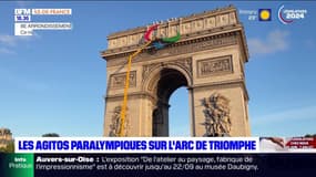Paris: les agitos paralympiques accrochés sur l’Arc de triomphe 