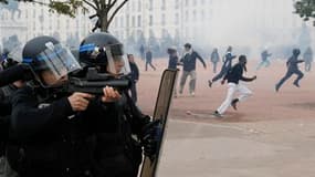 CRS déployés mardi à Lyon à l'occasion des manifestations contre la réforme des retraites. Selon le ministre de l'Intérieur Brice Hortefeux, la police a arrêté 428 personnes mardi en marge des défilés, ce qui porte à 1.423 le total des interpellations en