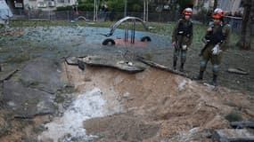 Le cratère laissé un "projectile" tiré depuis le Yémen à Tel-Aviv, Israël, le 21 décembre 2024