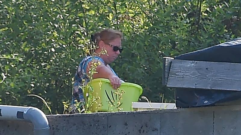 Murielle Bolle dans le jardin de sa maison à Granges-sur-Vologne (Vosges) le 21 juin 2017