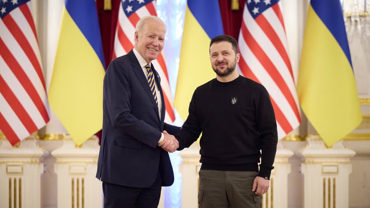 Joe Biden et Volodymyr Zelensky à Kiev, le 20 février 2023.