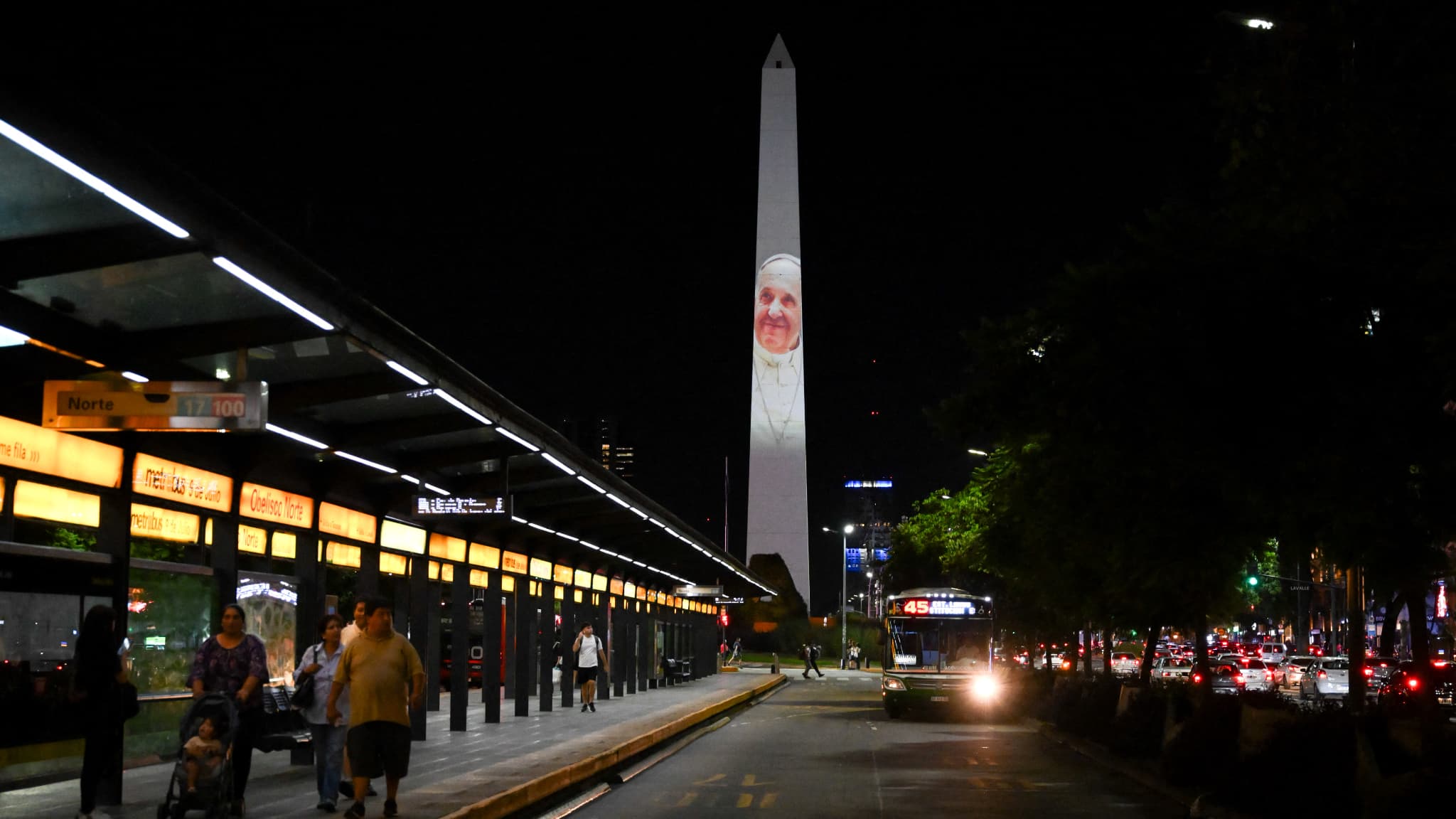 L'obélisque de Buenos Aires illuminé par l'image du pape François. Le 24 février 2025, Argentine.