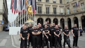 Membres du groupuscule d'extrême-droite des Jeunesses nationalistes révolutionnaires. Photo d'archive prise devant la staute de Jeanne d'Arc, à Paris.