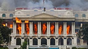 Un incendie ravage le Singha Durbar, le principal bâtiment administratif du gouvernement népalais, à Katmandou, le 9 septembre 2025.