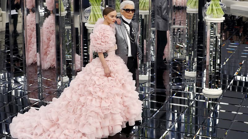 Lily-Rose Depp et Karl Lagerfeld au défilé Chanel le 24 janvier 2017