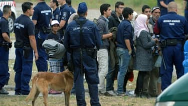 Des demandeurs d'asile, le 25 juin 2015 dans la ville hongroise de Röszke, à la frontière avec la Serbie