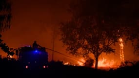Des pompiers luttent contre un incendie de forêt à Saumos, le 12 septembre 2022 en Gironde, dans le sud-ouest de la France