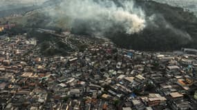 Un feu de forêt près d'un quartier de sSão Paulo, au Brésil, le 13 septembre 2024.