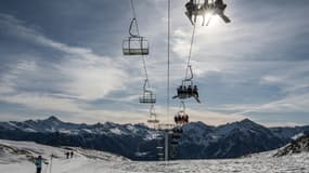 Des skieurs sur des remontées mécaniques à Serre-Chevalier, dans les Hautes-Alpes, le 3 février 2022 (photo d'illustration)