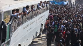 Les Palestiniens libérés des prisons israéliennes  arrivent en bus devant l'hôpital Nasser à Khan Yunis, dans le sud de la bande de Gaza, le 13 octobre 2025. 
