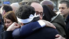 François Hollande et l'urgentiste Patrick Pelloux, chroniqueur à Charlie Hebdo, lors de la marche républicaine à Paris le 11 janvier 2015.