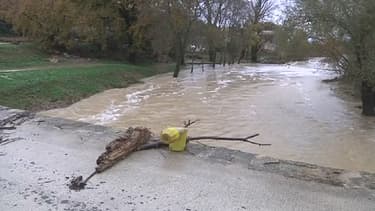 Une voiture qui traversait un pont sur la Droude dans le Gard a été emportée par les eaux. Une mère et ses deux enfants sont morts.