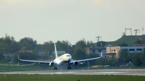 Un avion de la compagnie Ryanair, parti d'Athènes et intercepté par les autorités bélarusses, atterrit à l'aéroport de Vilnius sa destination initiale, le 23 mai 2021 en Lituanie