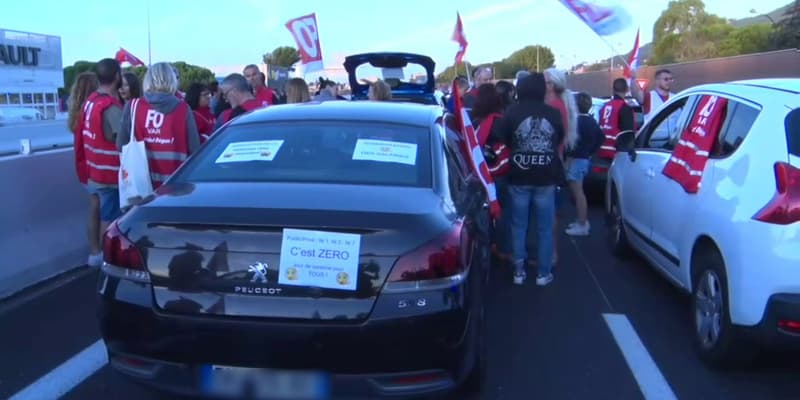 Un convoi de manifestants du syndicat Force Ouvrière bloque les autoroutes A50 et A57 à proximité de Toulon, le 18 septembre 2025