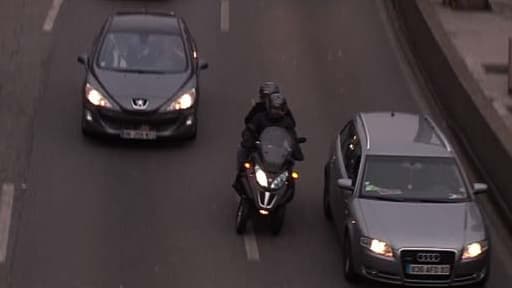 Le dépassement entre deux files de voitures est simplement toléré.