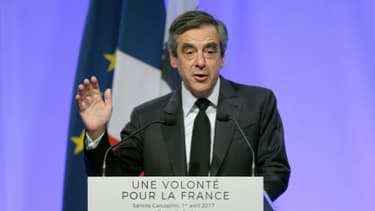 François Fillon, la candidat LR à l'élection présidentielle, lors d'un meeting à Sarrola-Carpino près d'Ajaccio en Corse, le 1er avril 2017