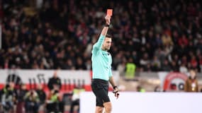 L'arbitre Clément Turpin sort un carton rouge contre le Monégasque Thilo Kehrer face au PSG le 29 décembre 2025