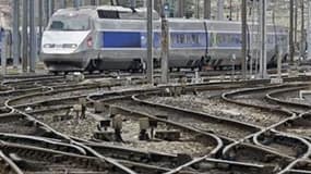La grève se poursuivra vendredi à la SNCF pour la troisième journée consécutive mais l'entreprise publique prévoit un retour progressif à la normale du trafic. /Photo prise le 7 avril 2010/REUTERS/Jean-Paul Pélissier