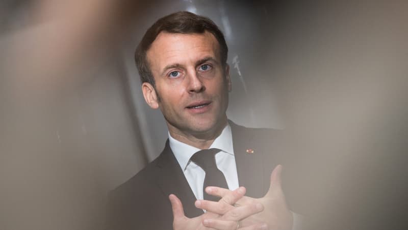 Emmanuel Macron lors de la visite d'une entreprise fabriquant des masques à Saint-Barthélémy-d'Anjou le 31 mars 2020.