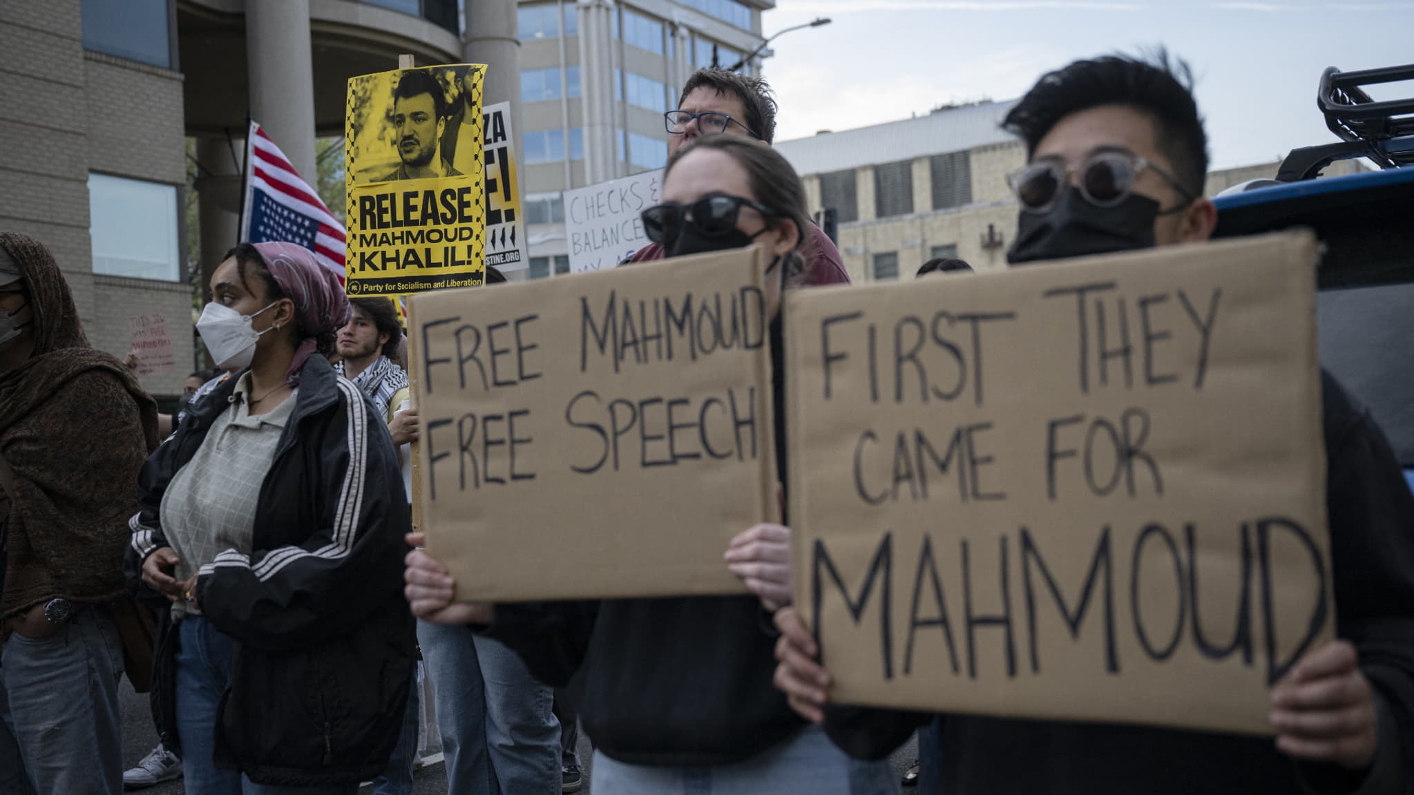 Des manifestants exigent des autorités américaines la libération de Mahmoud Khalil, un étudiant militant pro-palestinien, à Washington DC, aux États-Unis, le 14 avril 2025. Des manifestants exigent des autorités américaines la libération de Mahmoud Khalil, un étudiant militant pro-palestinien, à Washington DC, aux États-Unis, le 14 avril 2025.