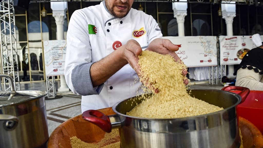 Un chef algérien prépare la semoule lors de la deuxième édition du festival international du couscous, à Alger. Un chef algérien prépare la semoule lors de la deuxième édition du festival international du couscous, à Alger.