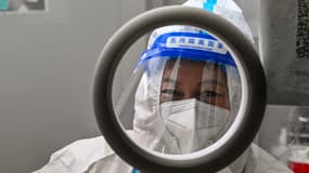 Un agent de santé attend que les gens fassent des prélèvements pour tester le coronavirus Covid-19 dans le district de Jing'an à Shanghai le 23 décembre 2022. Photo d'illustration