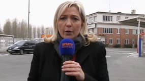 Marine Le Pen réagit à l'intervention de François Hollande sur le scandal Cahuzac à Charleville-Mézières le 3 avril 2013.