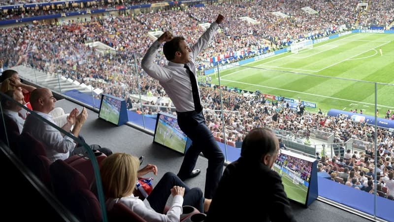 Emmanuel Macron célébrant la victoire des Bleus le 15 juillet 2018.