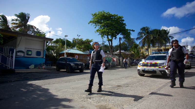 Des policières patrouillent au Gosier, en Guadeloupe, le 20 mars 2020.