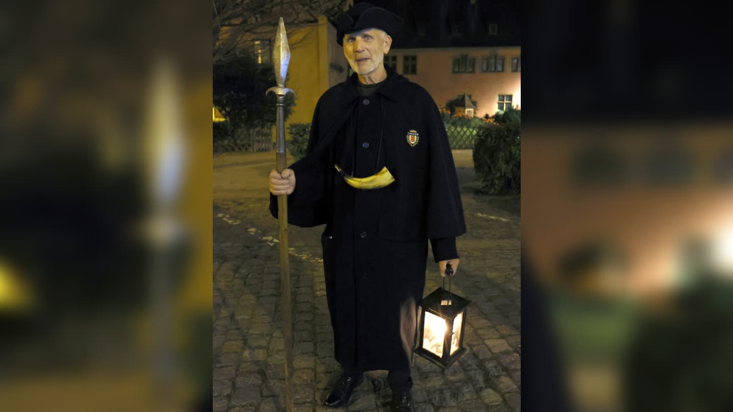Le veilleur de nuit avec sa lantenre, son cor et sa hallebarde.