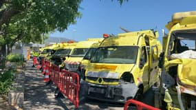 Des véhicules d'intervention accidentés exposés au péage péage du Capitou sur l'A8