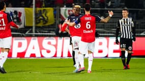 Victor Osimhen et José Fonte lors du match Angers-Lille, le 7 février 2020