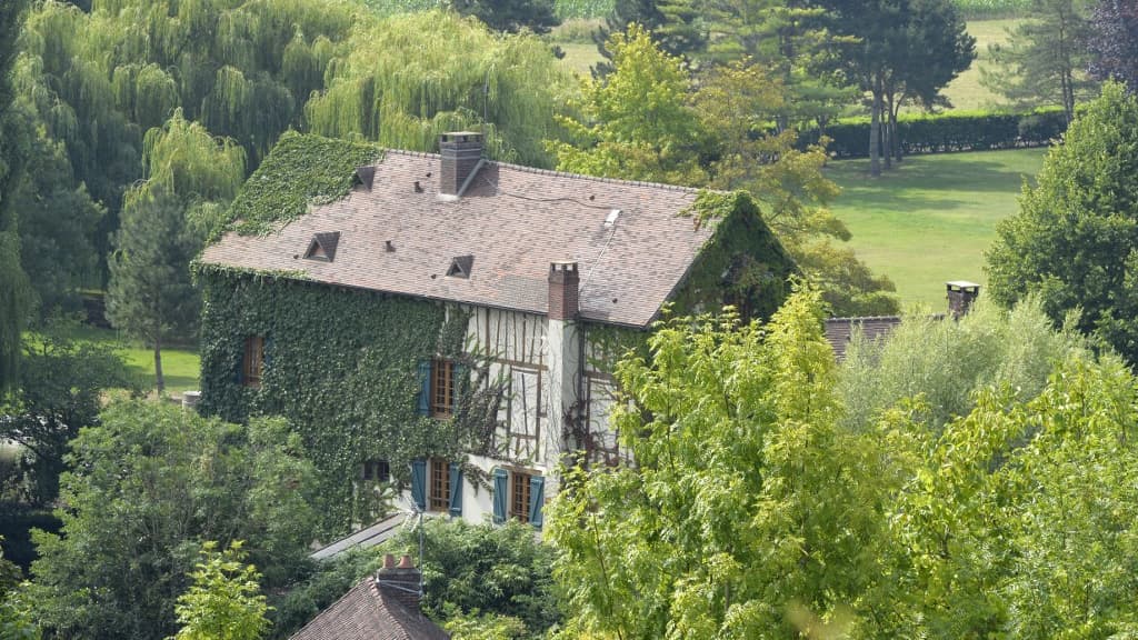 Le moulin situé à Giverny, propriété des époux Balkany.